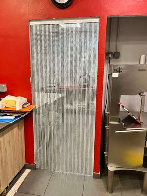 une cuisine avec une horloge accrochée au mur à côté d'un plan de travail