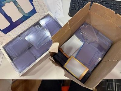 une boîte en carton contenant un certain nombre d'objets