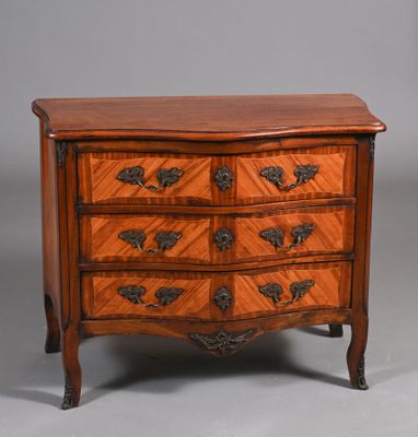 une commode ancienne avec un plateau en bois
