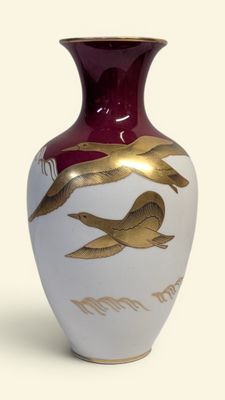 Vase à panse globulaire en porcelaine à décor doré de canard…