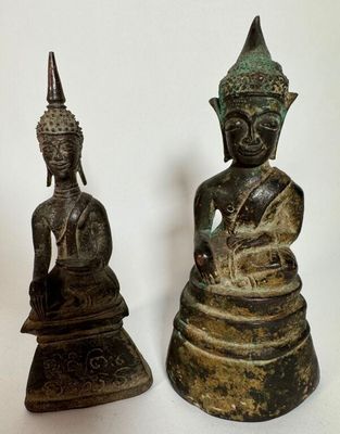 une paire de statues en bronze représentant un Bouddha assis et un autre Bouddha assis