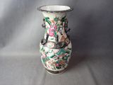 un vase blanc orné d'un motif floral