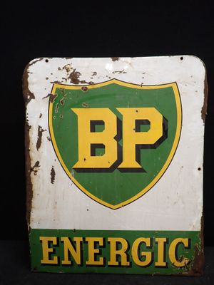 Une ancienne enseigne « BP Energy » est représentée sur fond noir