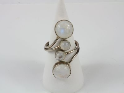 un gros plan d'une bague ornée de trois lunes