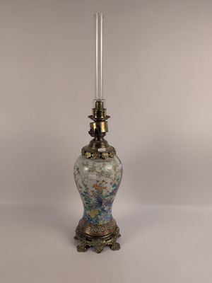 une lampe posée sur une table blanche
