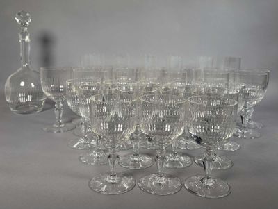 beaucoup de verres à vin et une carafe sur la table