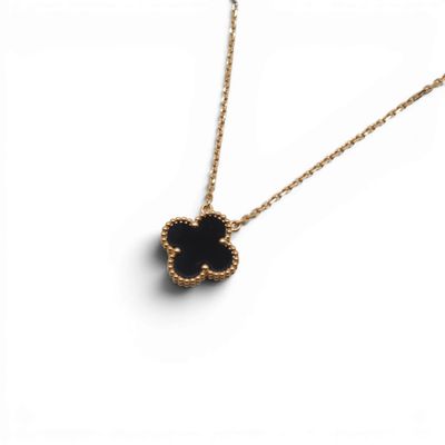 un collier en or orné d'une fleur noire