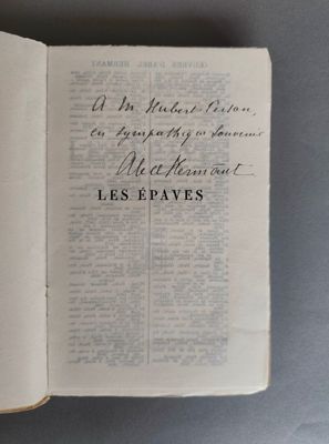 un livre ouvert à une page sur laquelle figurent des caractères