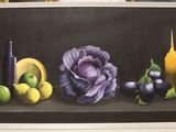 un tableau représentant des fruits et des légumes, exposé dans une vitrine