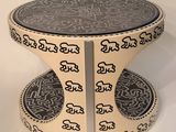 une table en noir et blanc ornée d'un motif en noir et blanc