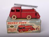 un petit camion rouge avec une échelle sur le toit