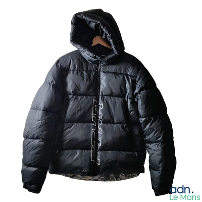 une veste noire à capuche suspendue à un cintre