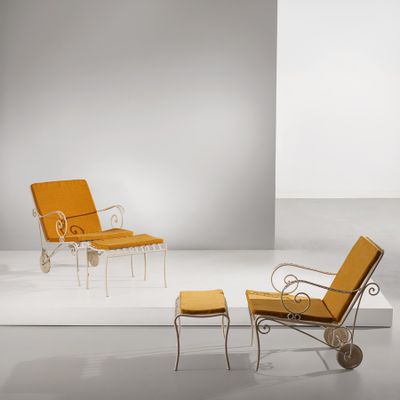 une chaise orange et un pouf dans une pièce blanche aux murs blancs