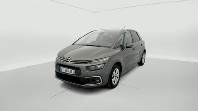 Une Citroën grise est garée dans une pièce blanche