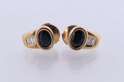 une photo d'une paire de boucles d'oreilles en diamant noir et blanc