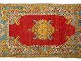 un tapis rouge et bleu à motifs de médaillons