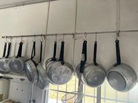 L52 - CASTELNAU D'ESTREFONDS – Un lot de poêles et marmites … (photo 3)