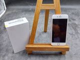un chevalet en bois sur lequel est posé un téléphone portable, à côté d'une boîte