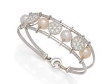 un bracelet en perles et diamants, signé Van Cleef