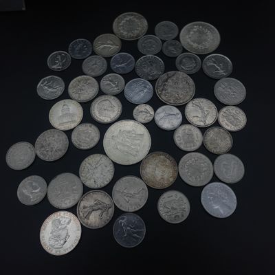 une pile de pièces d'argent sur une surface noire