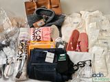 un sac contenant des vêtements et d'autres objets, posé sur une table