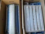 deux cartons remplis d'objets de toutes sortes, posés à même le sol