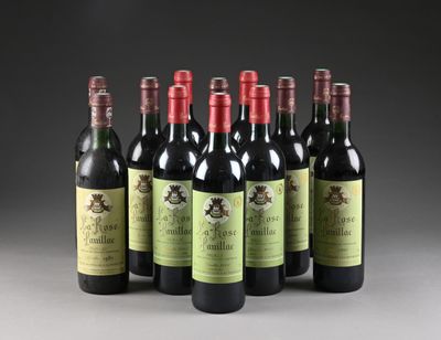 six bouteilles de vin sont alignées sur une table