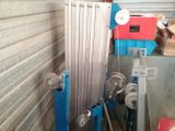 une photo d'une machine qui se trouve dans un garage