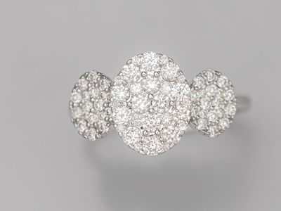 une bague à trois diamants, signée Van Cleef