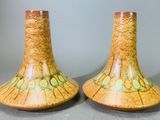 deux vases posés sur une table