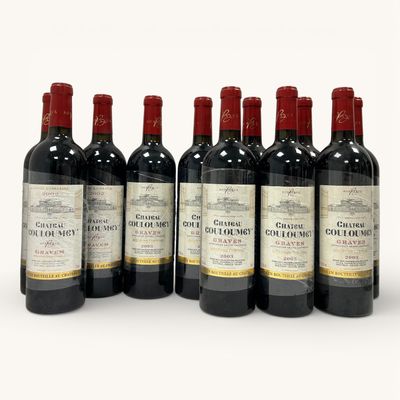 six bouteilles de vin rouge alignées sur une surface blanche