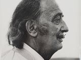photographie en noir et blanc d'un homme aux cheveux longs portant une cravate