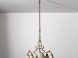 un lustre blanc à cinq ampoules suspendu au plafond