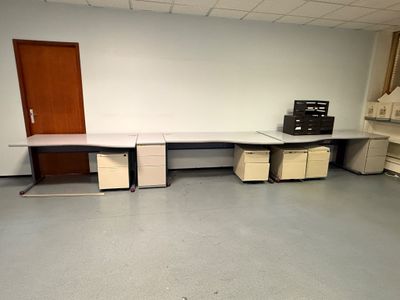 une photo d'une pièce remplie de bureaux et de cartons