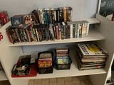 une bibliothèque blanche remplie de livres et de DVD