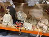 de nombreux chapeaux posés sur une table dans un magasin