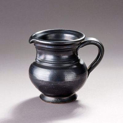 un vase noir posé sur une table