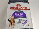 un gros plan sur un sac de croquettes Royal Canin pour chat posé sur une table