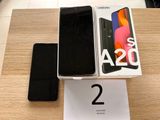 Deux Samsung Galaxy A32 sont posés côte à côte sur une table