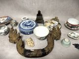 un grand nombre d'objets posés sur une table