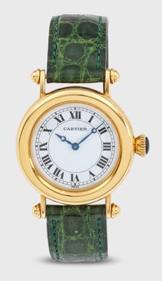 gros plan d'une montre-bracelet avec des chiffres romains sur le cadran