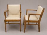 deux chaises en bois avec des assises rembourrées beiges et une assise rembourrée blanche