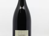 la bouteille de vin est posée sur une surface blanche