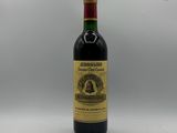 une bouteille de vin posée sur une table blanche