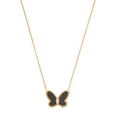 un collier avec un papillon noir et doré, monté sur une chaîne dorée