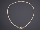 un collier en or et diamants, offert par une personne