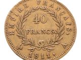 un gros plan d'une pièce de monnaie ornée d'une couronne