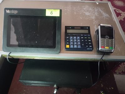 un téléphone et une calculatrice posés sur une table