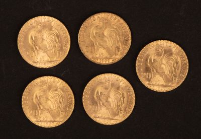 quatre pièces d'or sur lesquelles figure l'effigie d'une femme