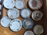 de nombreuses assiettes et bols posés les uns à côté des autres sur le sol